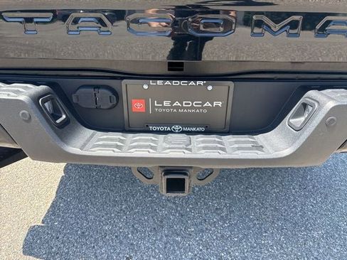 Used 2020 Toyota Tacoma TRD Off-Road w/ TRD Premium Off Road Package AWD/4WD image 10