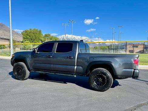 Used 2020 Toyota Tacoma TRD Off-Road w/ TRD Premium Off Road Package AWD/4WD image 4