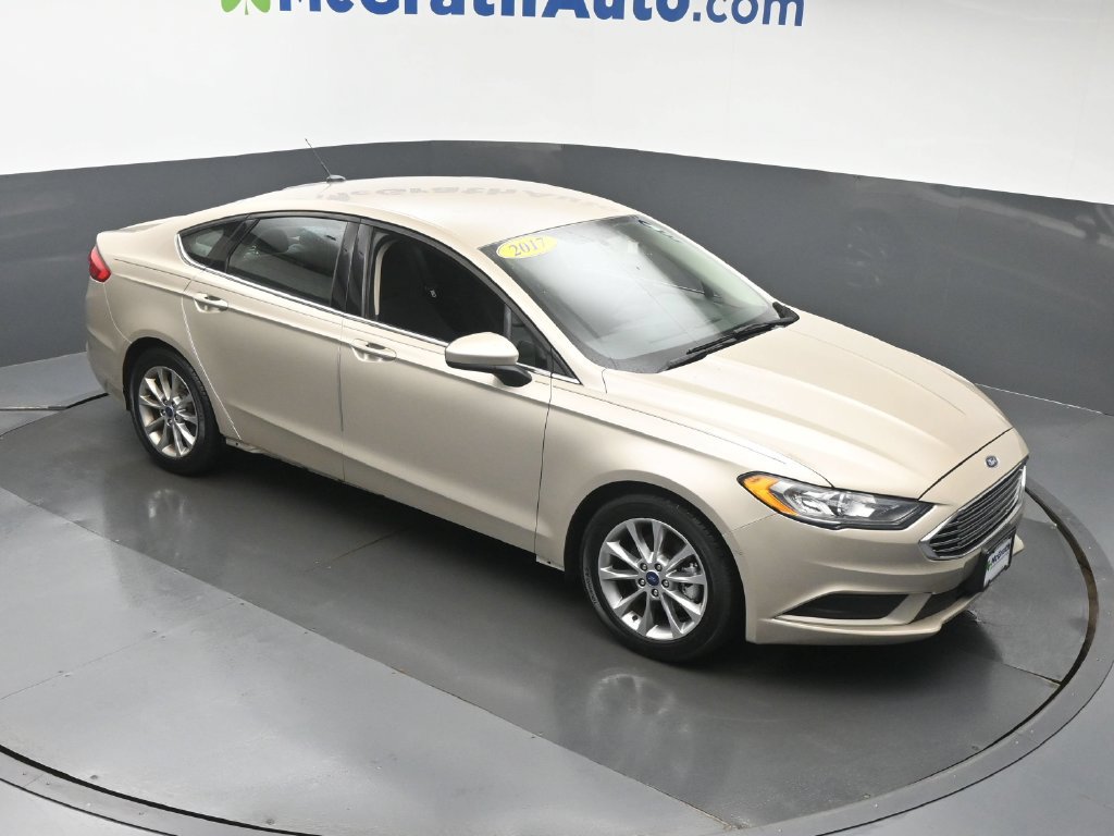 Used 2017 Ford Fusion SE w/ Fusion SE Technology Package FWD image 3
