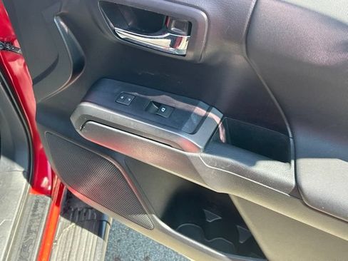 Used 2019 Toyota Tacoma TRD Sport AWD/4WD image 32