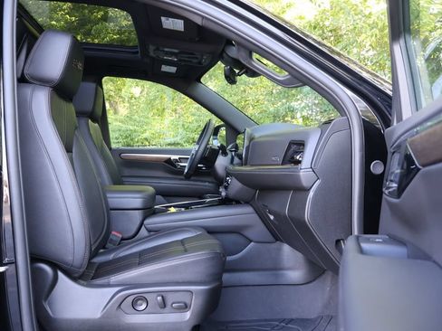 Used 2025 Chevrolet Suburban High Country AWD/4WD image 42