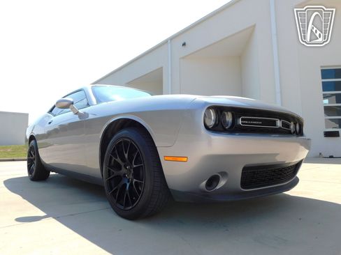 Used 2015 Dodge Challenger SXT w/ Driver Convenience Group RWD image 36