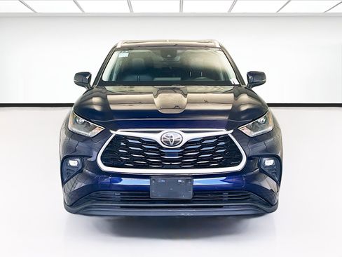 Used 2021 Toyota Highlander XLE AWD/4WD image 2
