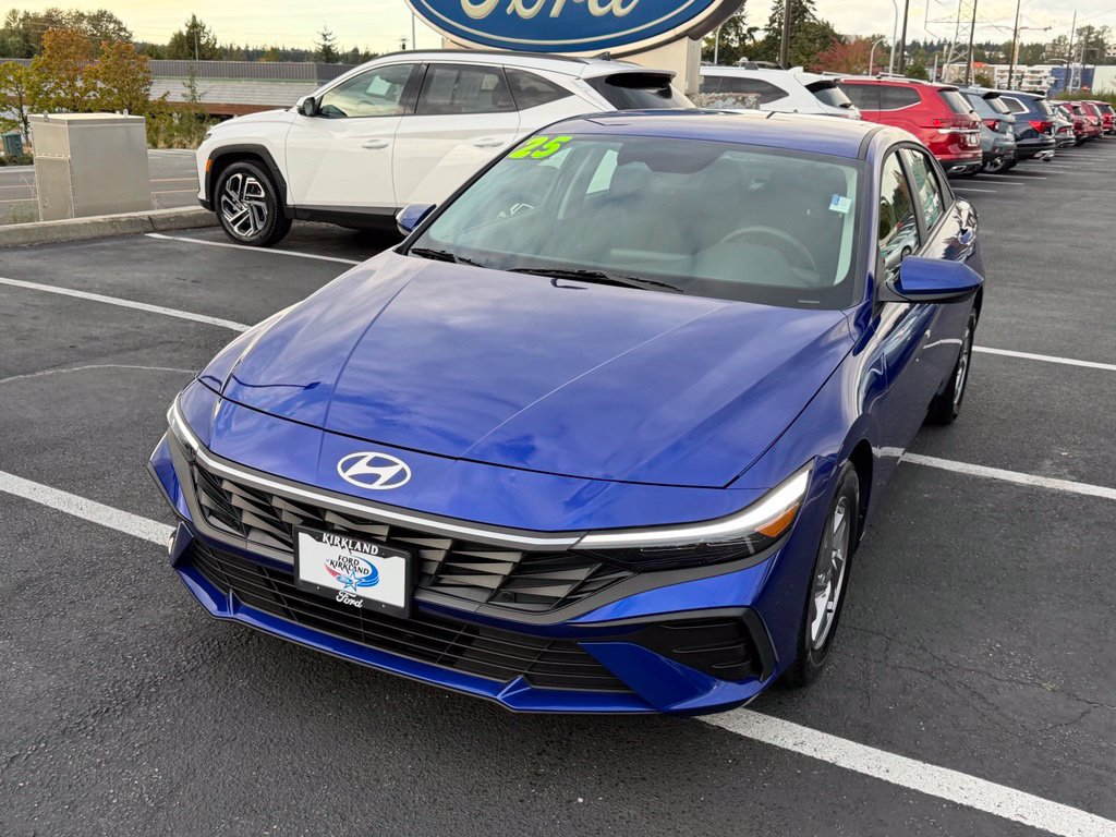 Used 2025 Hyundai Elantra SE FWD image 4