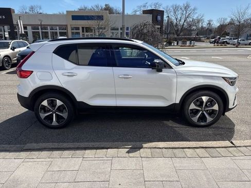 Used 2025 Volvo XC40 B5 Plus AWD/4WD image 6