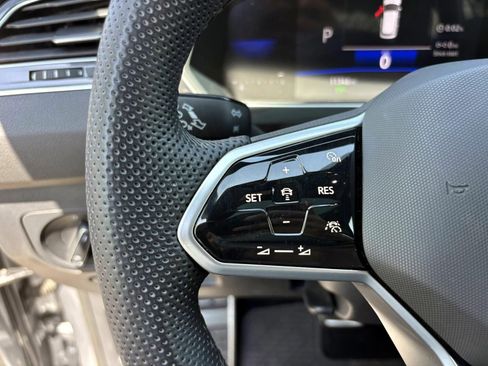 Used 2024 Volkswagen Tiguan SE R-Line image 17