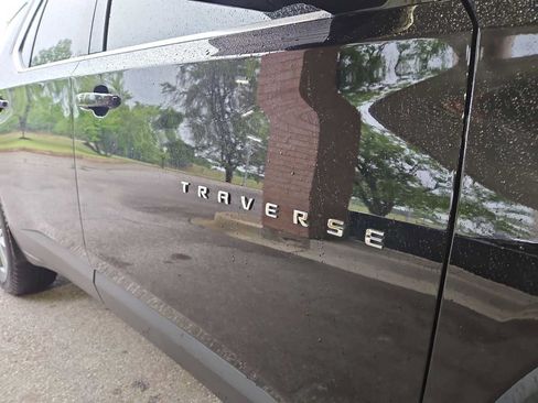 Used 2022 Chevrolet Traverse LT FWD image 23