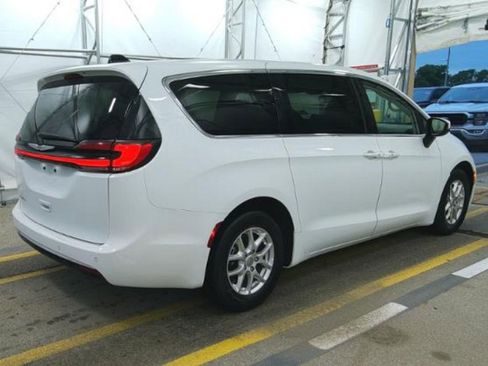 Used 2023 Chrysler Pacifica Touring-L FWD image 4