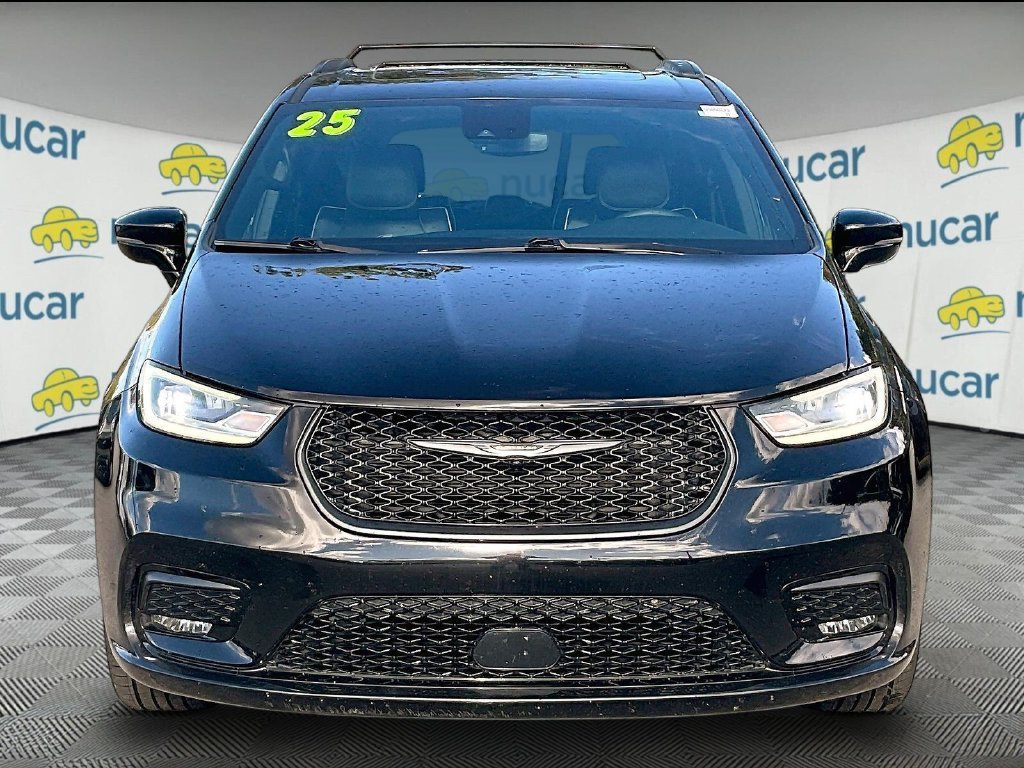 Used 2025 Chrysler Pacifica Limited FWD image 2