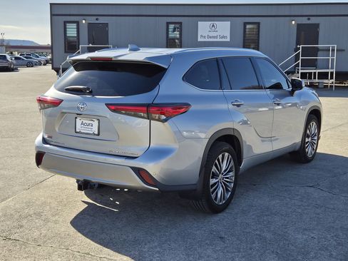 Used 2020 Toyota Highlander Platinum image 4