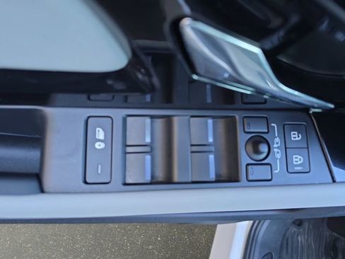 Used 2025 Land Rover Range Rover Evoque S AWD/4WD image 31