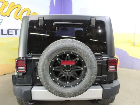 Used 2014 Jeep Wrangler Unlimited Sahara w/ Dual Top Group AWD/4WD image 7