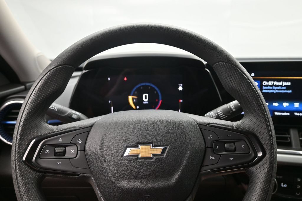 Used 2025 Chevrolet Trax LT FWD image 12