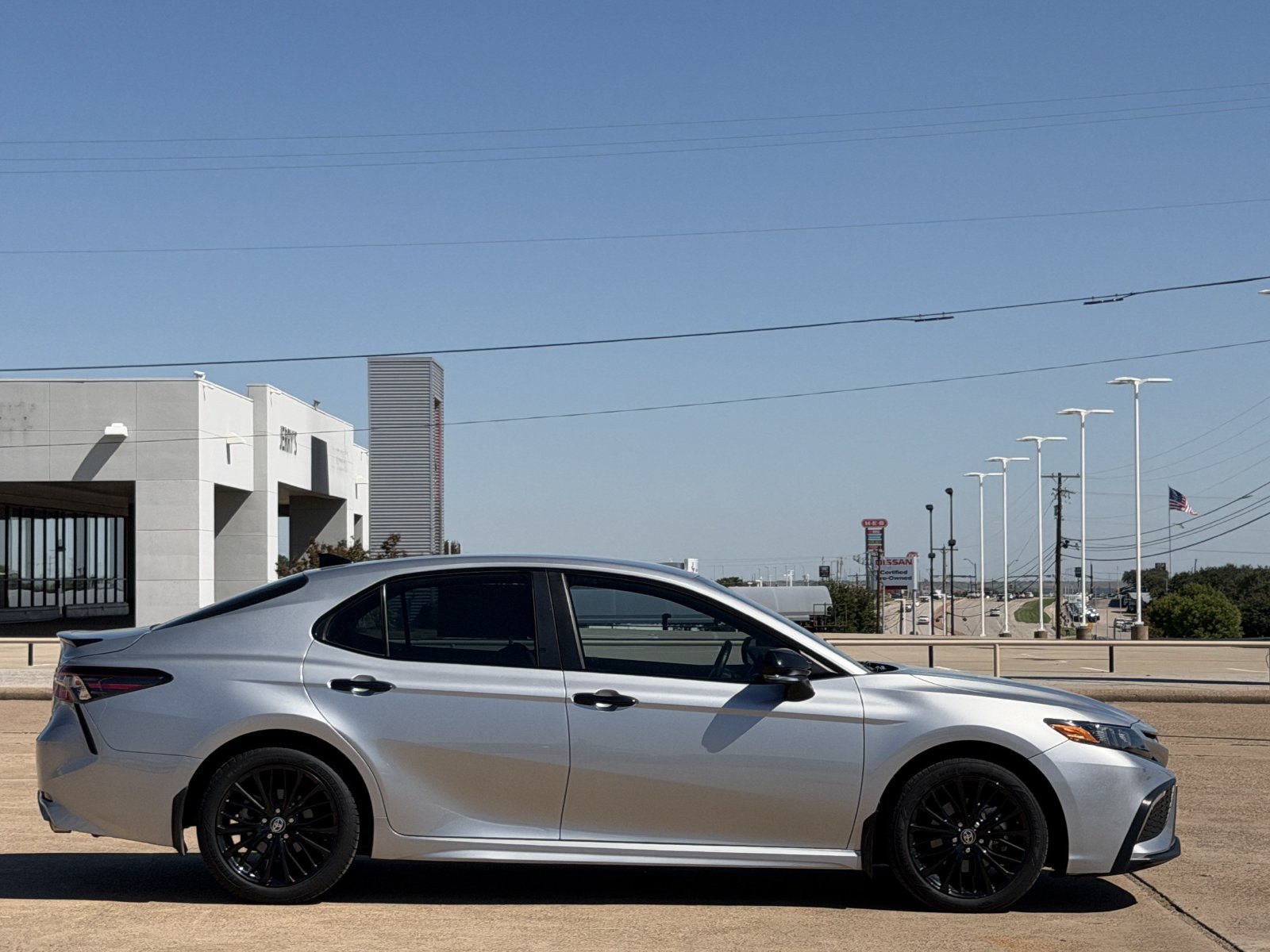 Used 2022 Toyota Camry SE FWD image 3