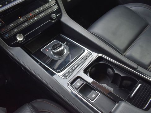 Used 2019 Jaguar F-PACE Prestige image 23