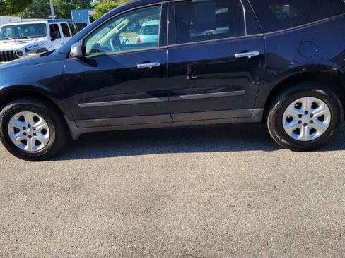 Used 2012 Chevrolet Traverse LS FWD image 2