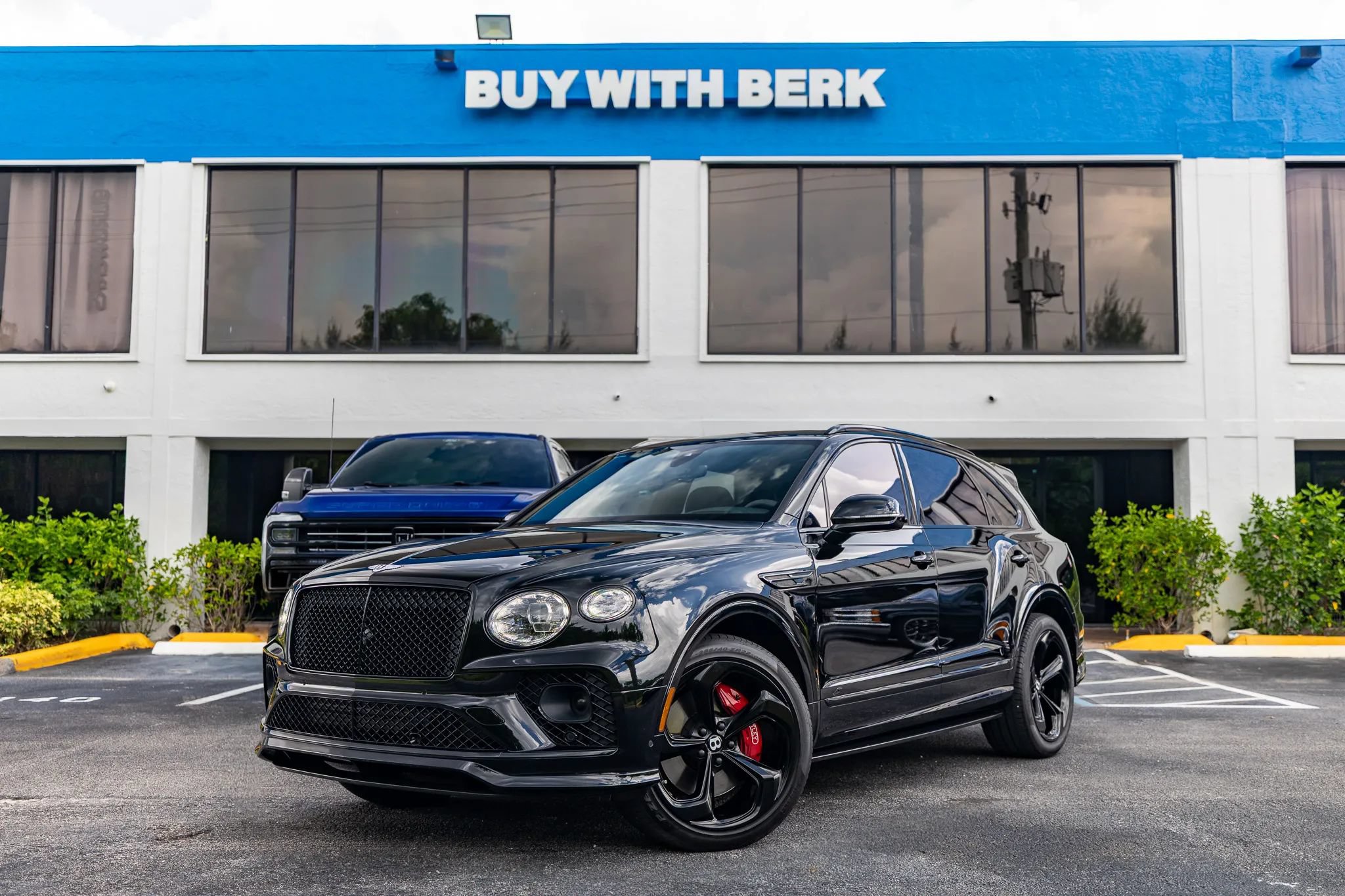 Used 2022 Bentley Bentayga AWD/4WD image 1