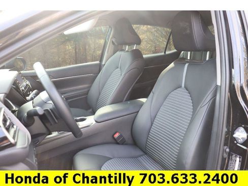 Used 2024 Toyota Camry SE image 19