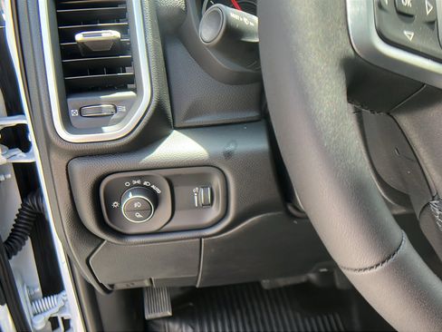 New 2025 RAM 5500 4x4 Regular Cab image 18
