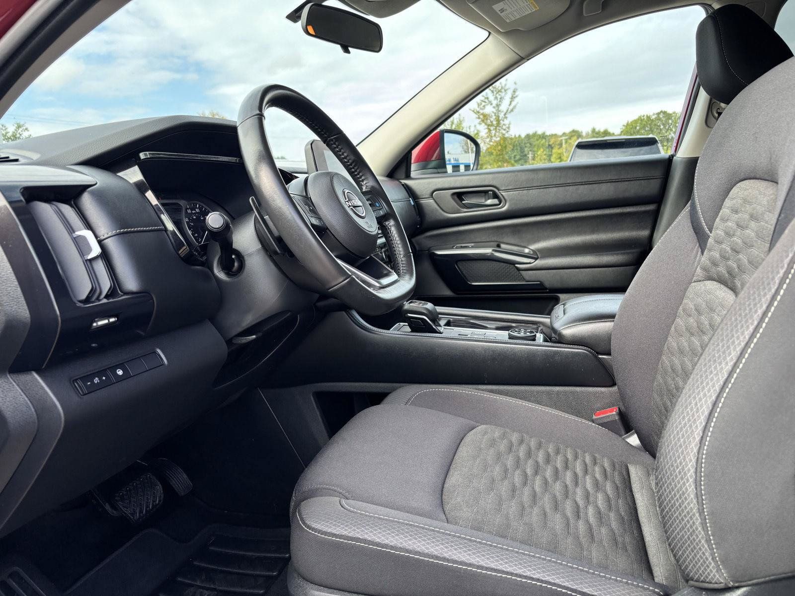 Used 2024 Nissan Pathfinder SV w/ Lighting Package (N92) AWD/4WD image 16