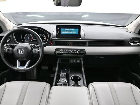 Used 2024 Honda Pilot Touring image 12