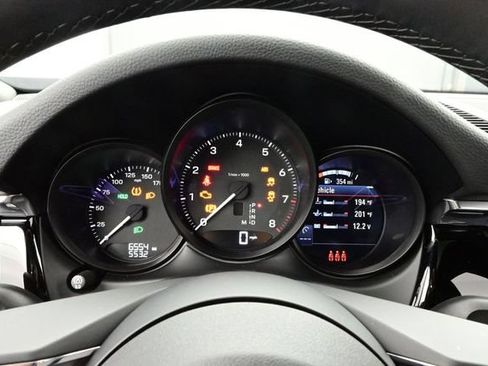 Certified 2025 Porsche Macan AWD/4WD image 9