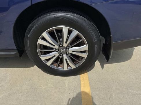 Used 2018 Nissan Pathfinder SV FWD image 4