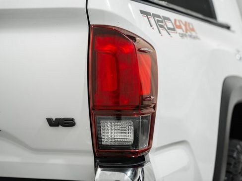 Used 2018 Toyota Tacoma TRD Off-Road image 6