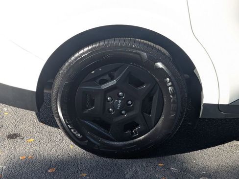 Used 2025 Kia Carnival image 34