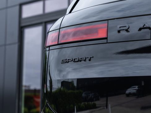 Used 2025 Land Rover Range Rover Sport SE image 12