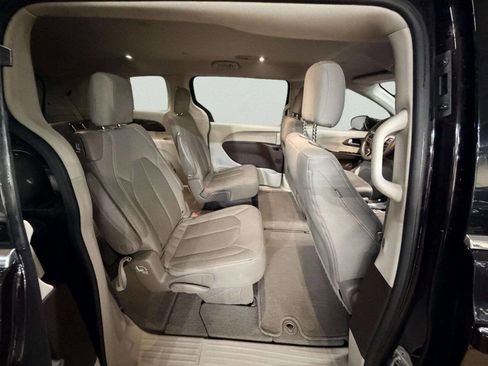 Used 2017 Chrysler Pacifica Touring FWD image 22