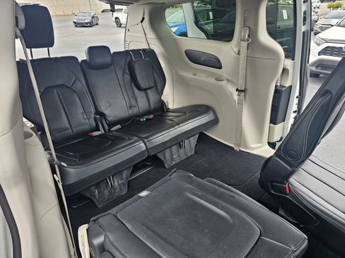 Used 2023 Chrysler Pacifica Touring-L FWD image 15
