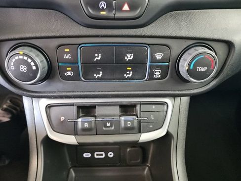 Used 2023 GMC Terrain SLE FWD image 25