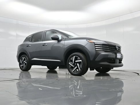 Used 2025 Nissan Kicks SV image 2