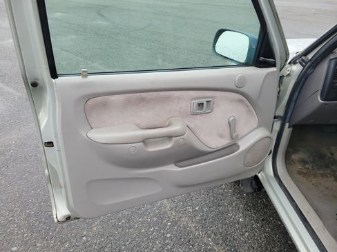 Used 2004 Toyota Tacoma 2WD Regular Cab image 11