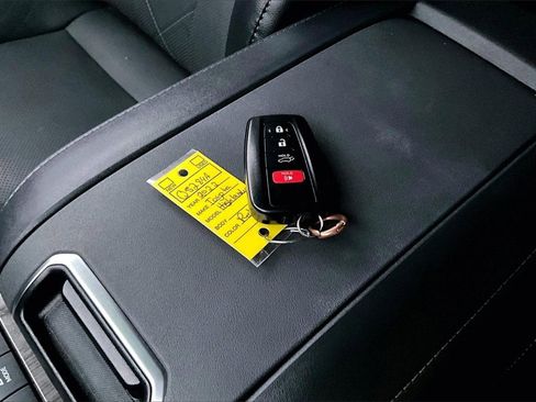 Used 2022 Toyota Highlander Platinum image 11