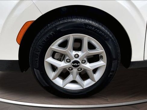 Used 2023 Kia Soul LX w/ LX Technology Package FWD image 9