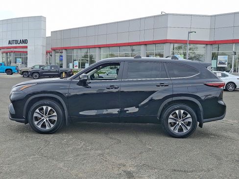 Used 2024 Toyota Highlander XLE AWD/4WD image 4