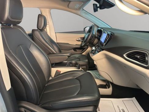 Used 2024 Chrysler Pacifica Touring-L image 19
