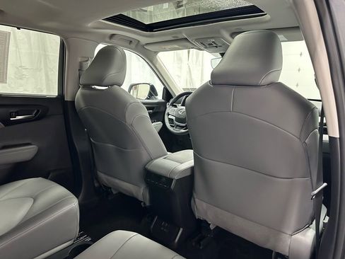 Used 2025 Toyota Highlander XLE image 59