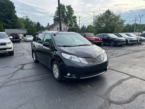 Used 2017 Toyota Sienna XLE w/ XLE Navigation Package FWD image 1
