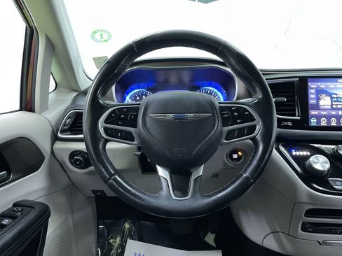 Used 2018 Chrysler Pacifica Touring-L Plus w/ Tire & Wheel Group image 19