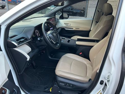 Used 2022 Toyota Sienna XLE image 12