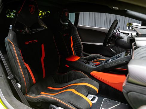 Used 2021 Lamborghini Huracan STO RWD image 10