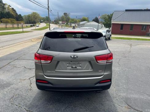 Used 2016 Kia Sorento LX w/ LX Convenience Package image 4