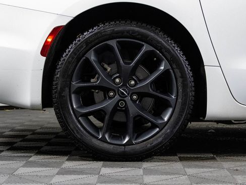 Used 2021 Chrysler Pacifica Touring-L w/ Uconnect Theater Family Group image 46