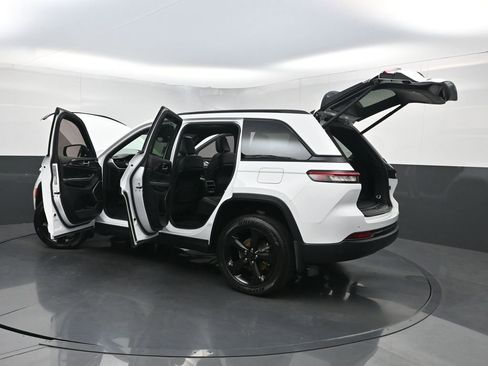Used 2022 Jeep Grand Cherokee Altitude AWD/4WD image 40