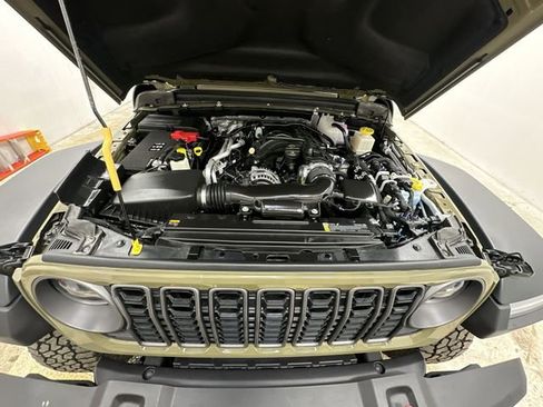 Used 2025 Jeep Gladiator Mojave w/ Safety Group image 18