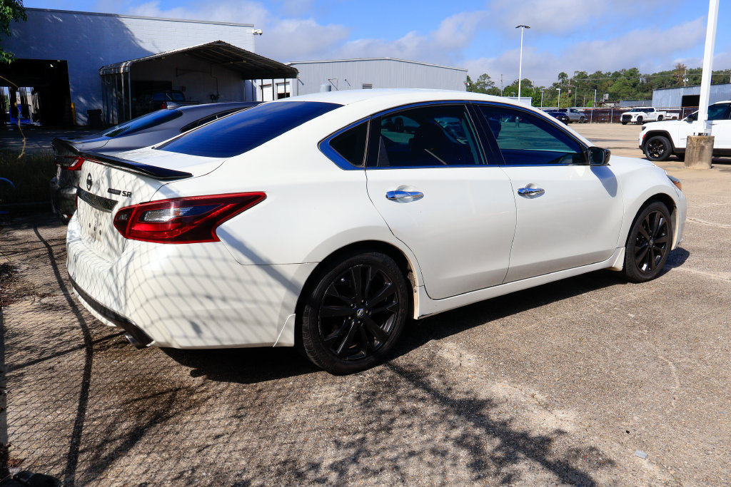Used 2017 Nissan Altima 2.5 SR w/ Midnight Edition Package FWD image 5