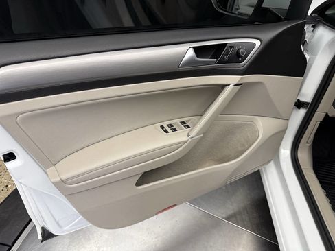 Used 2015 Volkswagen Golf S image 36